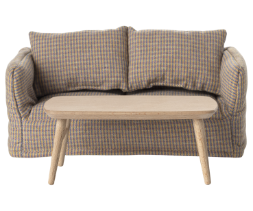 Maileg Couchtisch Holz vor der Couch (separat erhältlich)
