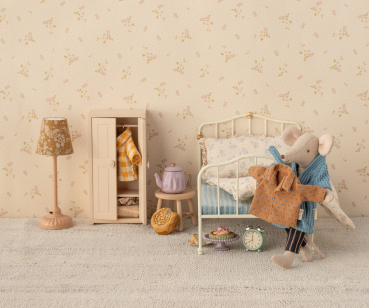 Preview: Szene mit Papa Mouse im Outfit kariertes Hemd und blaue Hose