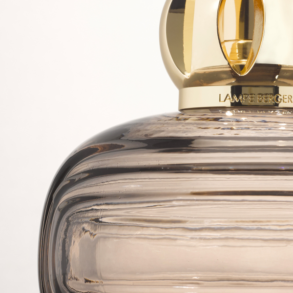 Detail der Lampe Berger Enigma braun