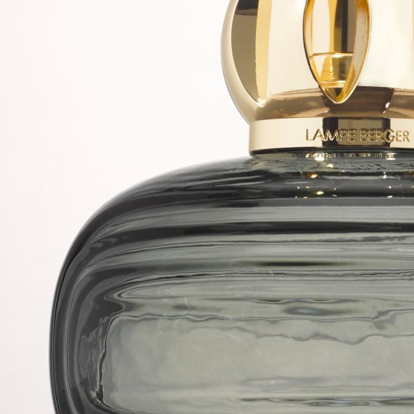 Detail der Lampe Berger Enigma grau