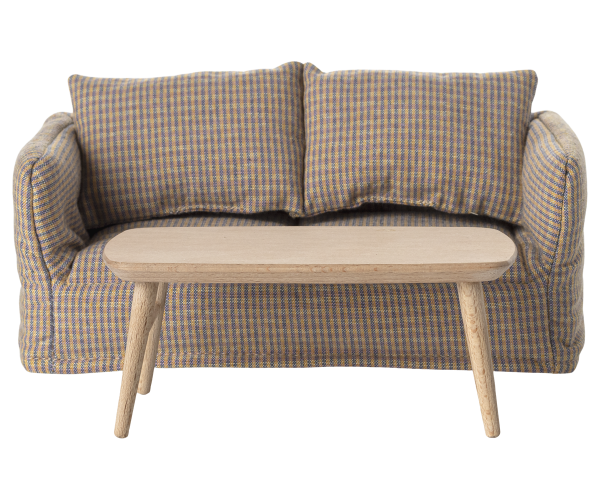 Maileg Couchtisch Holz vor der Couch (separat erhältlich)