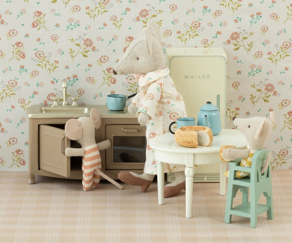 Szene mit Maileg Estisch